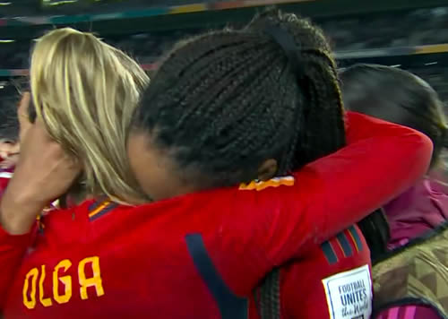 Abrazo entre las jugadoras de la selección española, Olga y Salma